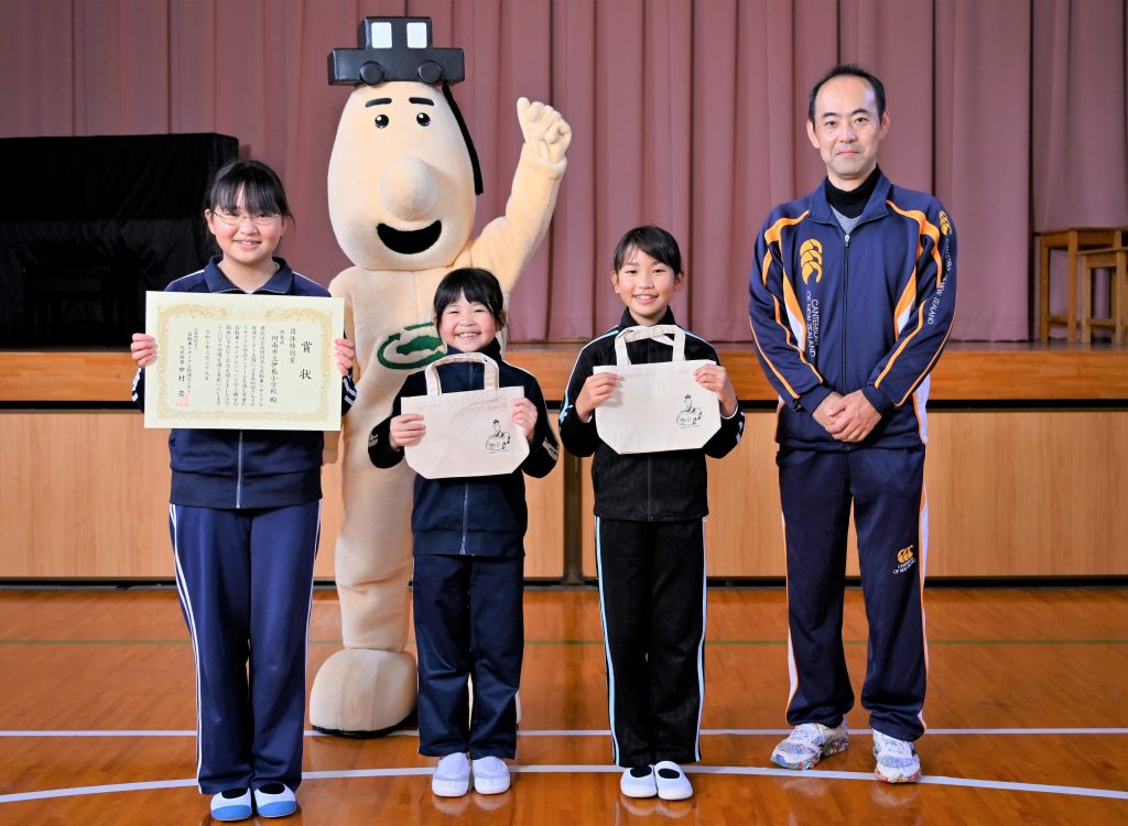 11月25日、第4回「クルマのリサイクル」作品コンクールで団体特別賞を受賞した徳島県阿南市立伊島小学校を訪問し、表彰しました。｜公益財団法人